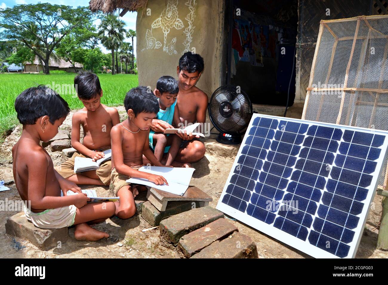 I bambini del villaggio rurale stanno imparando nella parte anteriore della loro casa. Nessun impianto elettrico di questo villaggio. Tutto il tempo che sono usati energia solare elettrica. Foto Stock