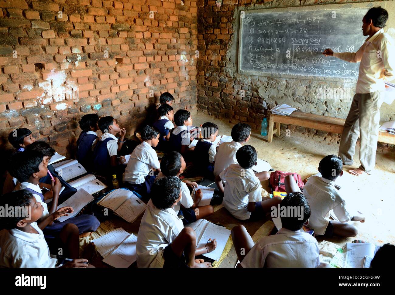 La stanza rurale della classe primaria al villaggio remoto dell'India. Foto Stock