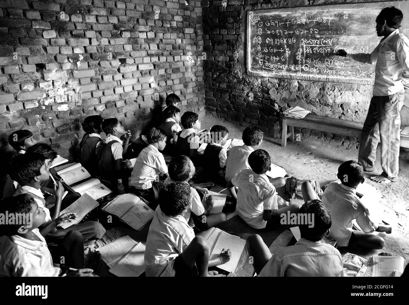 La stanza rurale della classe primaria al villaggio remoto dell'India. Foto Stock
