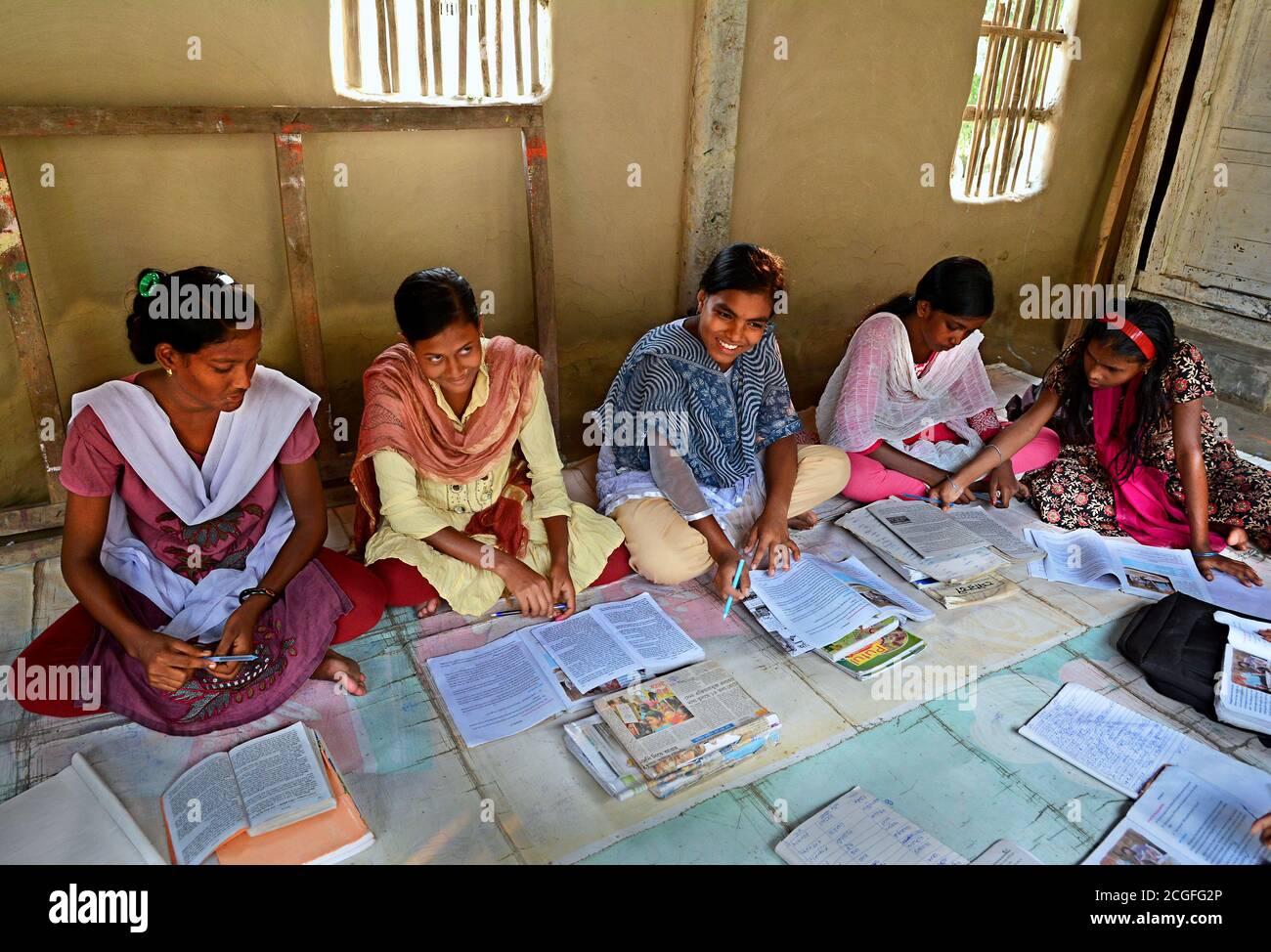 Le donne sono il futuro dell'India, gli studenti stanno leggendo un libro nella stanza della lezione privata nel remoto villaggio dell'India. Foto Stock