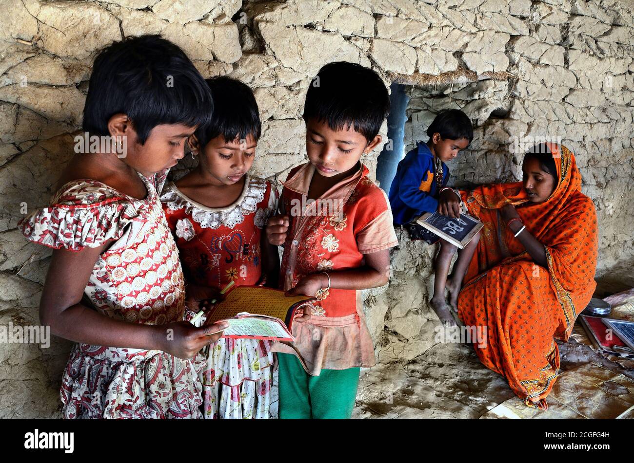 L'insegnante insegna ai suoi studenti nella scuola elementare del villaggio rurale al Sundarban, bengala Occidentale in India. Foto Stock