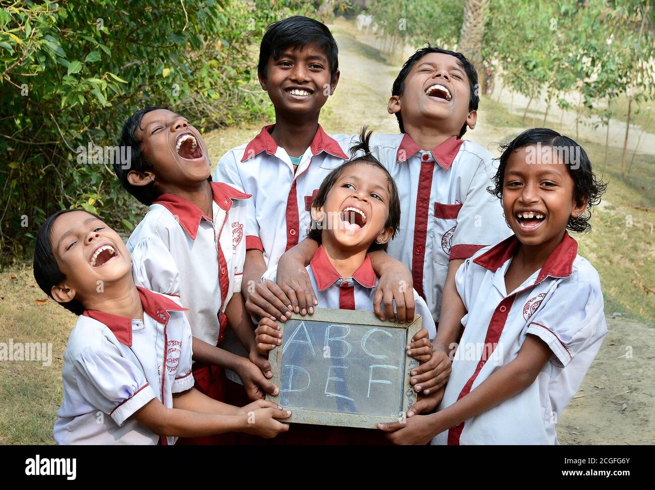Joy of Learning, dopo la lezione i bambini si divertono con il loro studio nel remoto villaggio di Sundarban, Wesst Bengala in India. Foto Stock