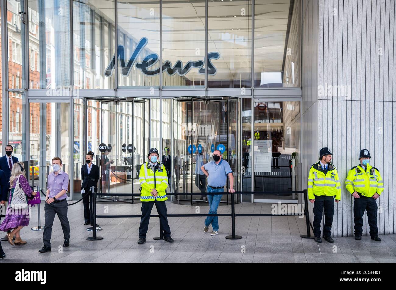 Londra, Regno Unito. 10 settembre 2020. E' l'ultimo giorno ufficiale delle attuali proteste della ribellione per l'estinzione e c'è una forte presenza di polizia al di fuori del London Bridge HQ di News Corporation e del Times, presumibilmente in risposta al blocco del loro sito di stampa all'inizio della settimana. Credit: Guy Bell/Alamy Live News Foto Stock