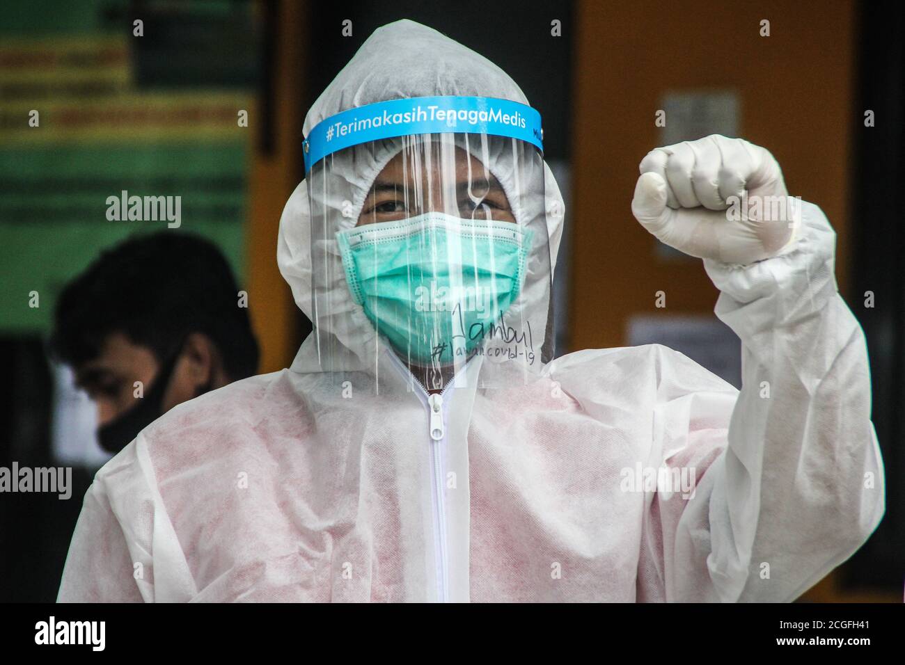 YOGYAKARTA, REGIONE SPECIALE DI YOGYAKARTA, INDONESIA. 11 Settembre 2020. Un operatore sanitario si accucchiava il suo pugno come segno del suo entusiasmo per controllare la diffusione del virus corona al Centro sanitario pubblico di Yogyakarta, Indonesia, venerdì 11 settembre 2020. La pandemia di Covid-19 ha avuto un impatto sull'Indonesia da più di sei mesi. Tuttavia, non vi è alcun segno che la pandemia finirà presto. I dati più recenti dichiarano che l'aggiunta ha causato i casi di Covid-19 in Indonesia ad ora essere registrati a 207,203 persone. Credit: Slamet Riyadi/ZUMA Wire/Alamy Live News Foto Stock
