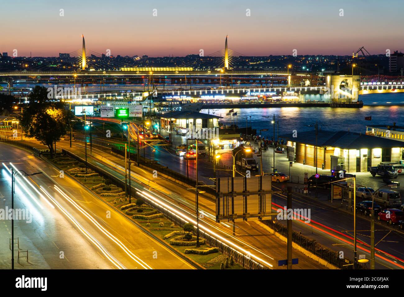 Esposizione lunga del traffico di Istanbul all'ora blu Foto Stock