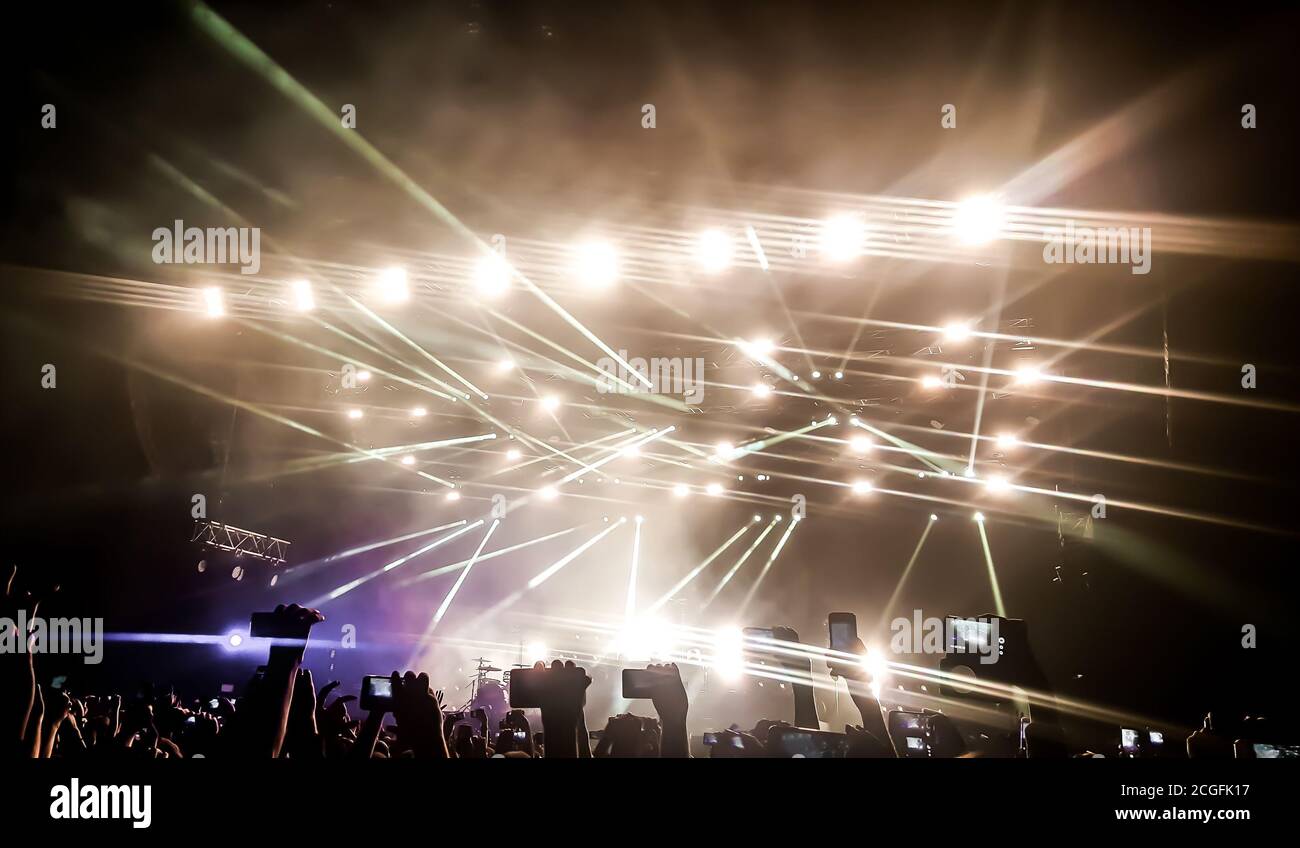 Raggi laser luminosi e colorati. Foto Stock