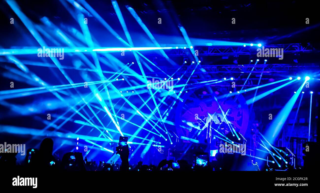 Raggi laser luminosi e colorati. Foto Stock