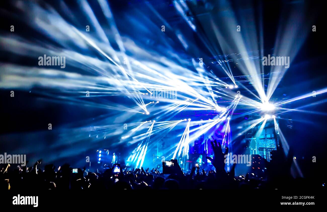 Raggi laser luminosi e colorati. Foto Stock