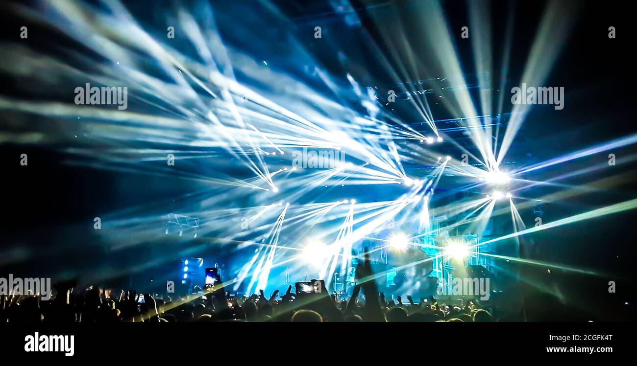 Raggi laser luminosi e colorati. Foto Stock