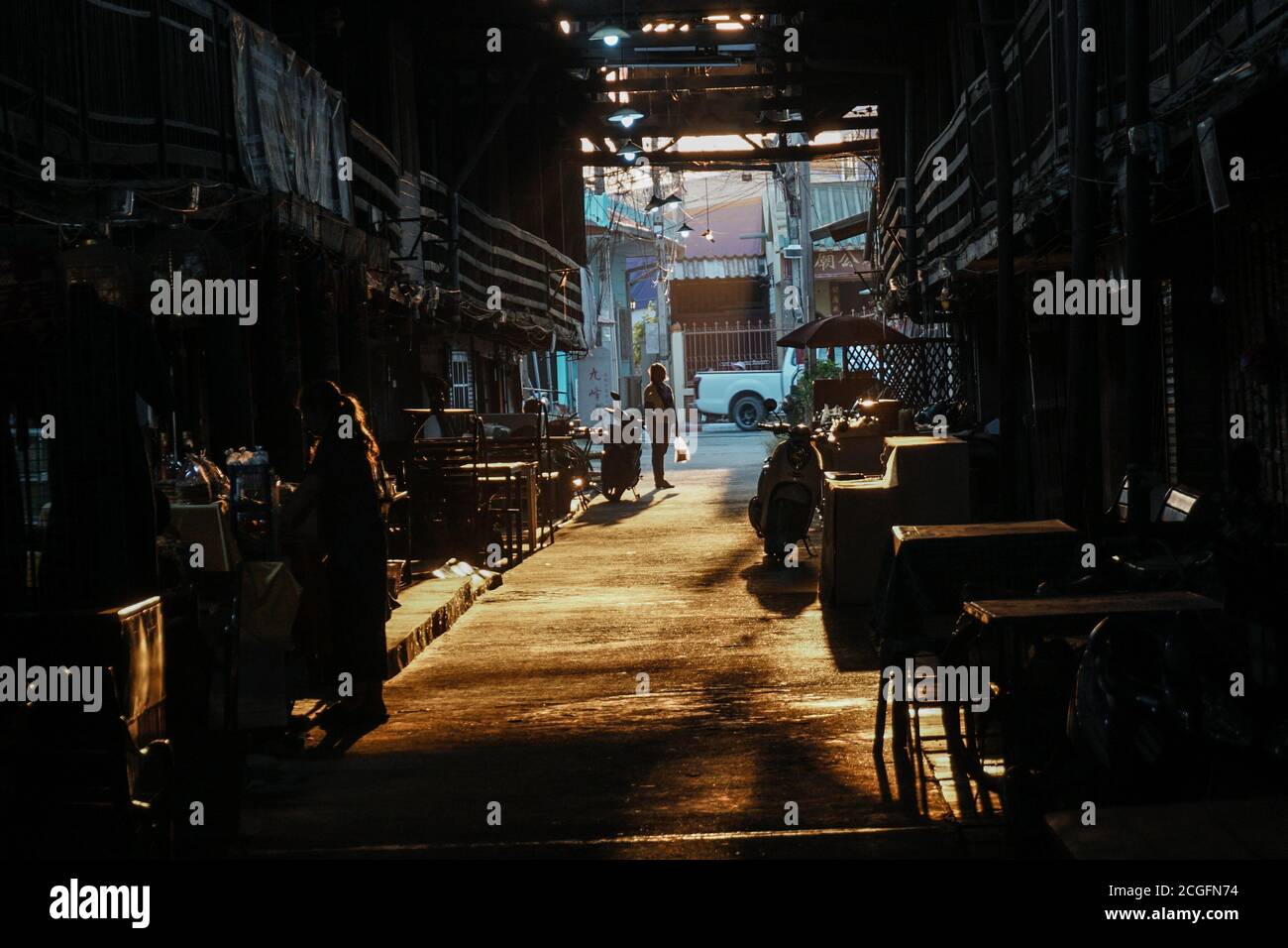 Silhouette del mercato locale in Thailandia Foto Stock