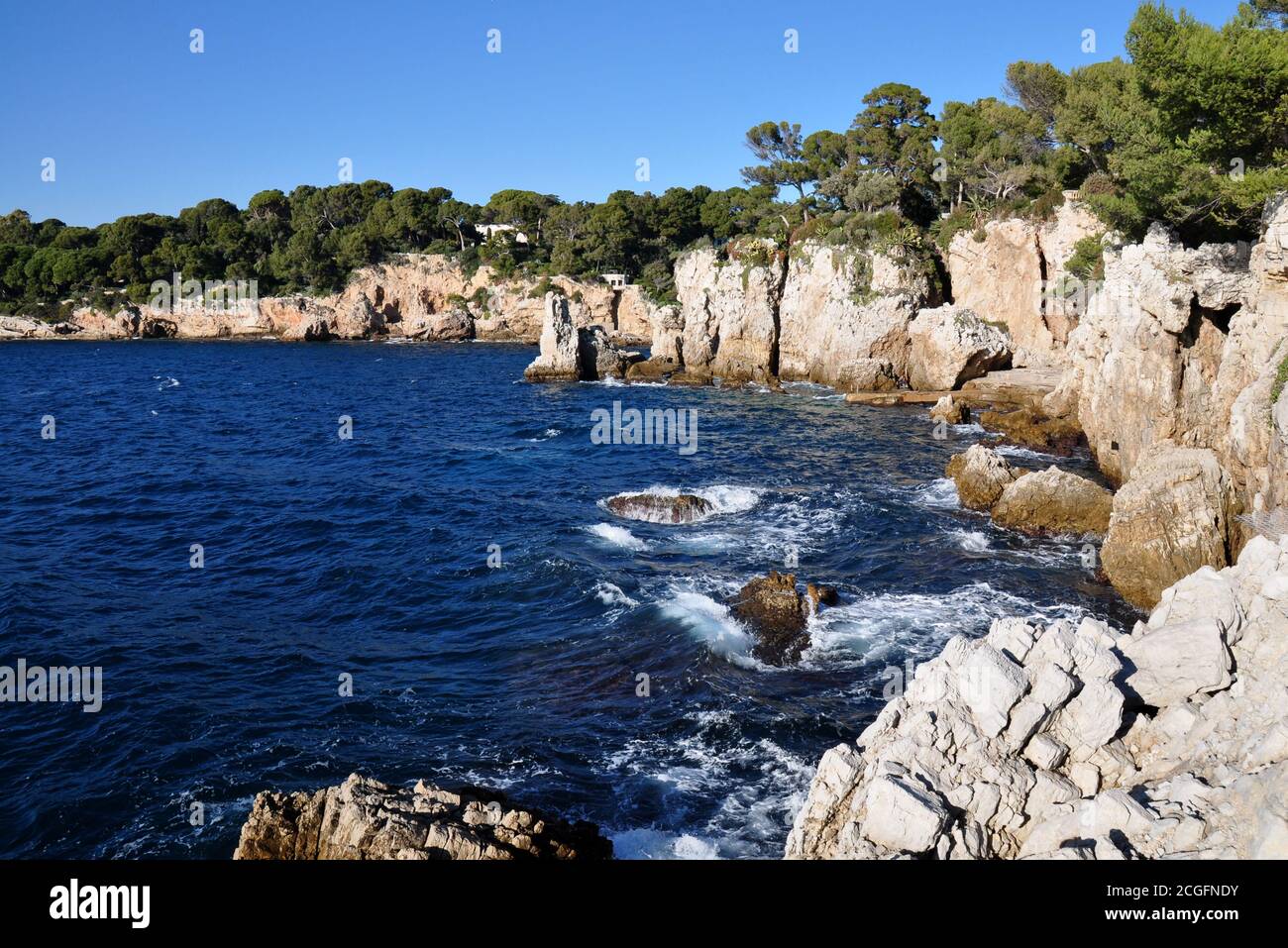 Francia, costa azzurra, Cap d'Antibes, la baia miliardaria è accessibile dal sentiero costiero che parte dalla baia con una spiaggia di ciottoli. Foto Stock