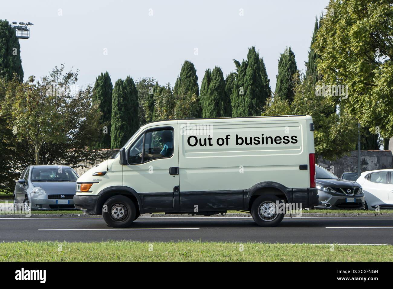 Un furgone commerciale con out of Business scritto su laterale Foto Stock