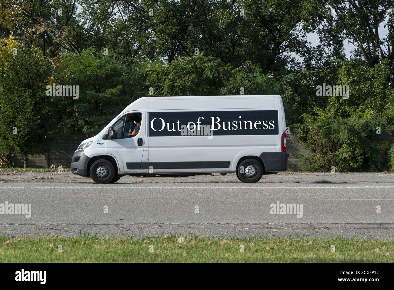 Un furgone commerciale con out of Business scritto su laterale Foto Stock