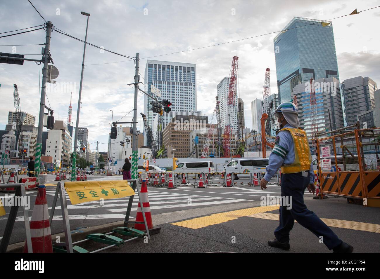 Tokyo, Giappone. 10 settembre 2020. Un operaio di costruzione visto ad un incrocio vicino ad un luogo di costruzione nelle colline di Toranomon in Minato-Ku.anche se Coronavirus Pandemic è ancora presente, l'economia giapponese sta completamente riprendendo. Credit: SOPA Images Limited/Alamy Live News Foto Stock