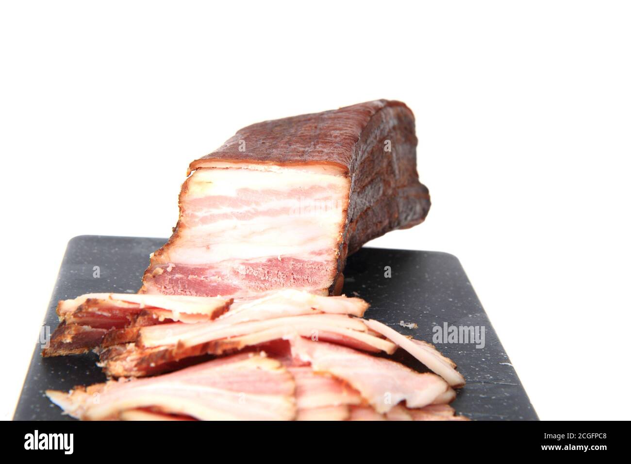 carne affumicata in casa (pancetta) isolata su sfondo bianco Foto Stock