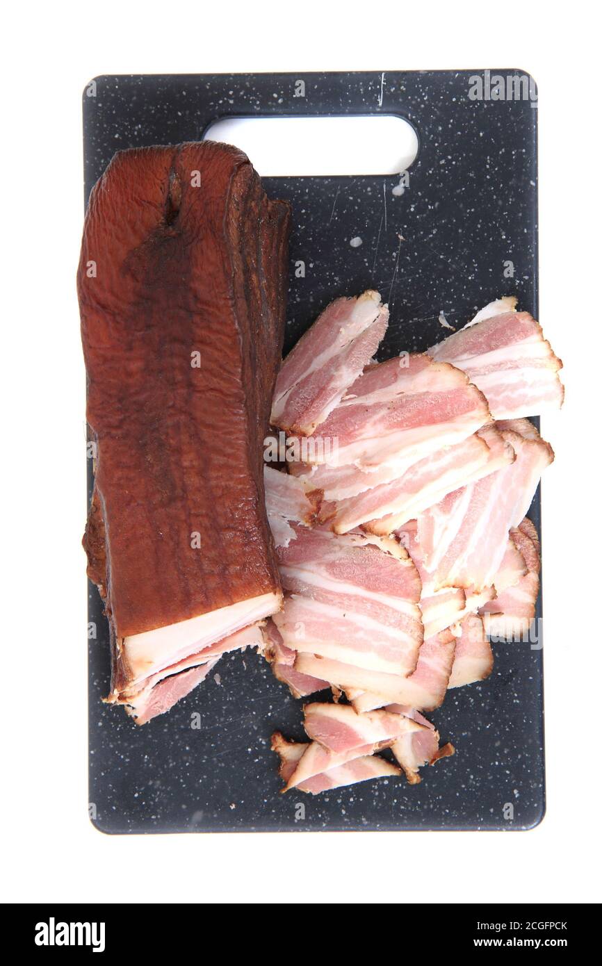 carne affumicata in casa (pancetta) isolata su sfondo bianco Foto Stock