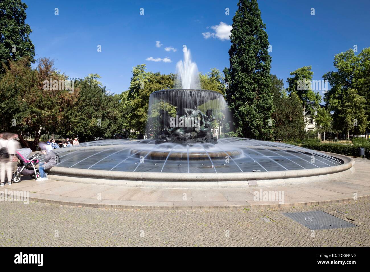 La fontana Sturmische Wogen (onde tempestose) su Albertplatz a Dresda Foto Stock