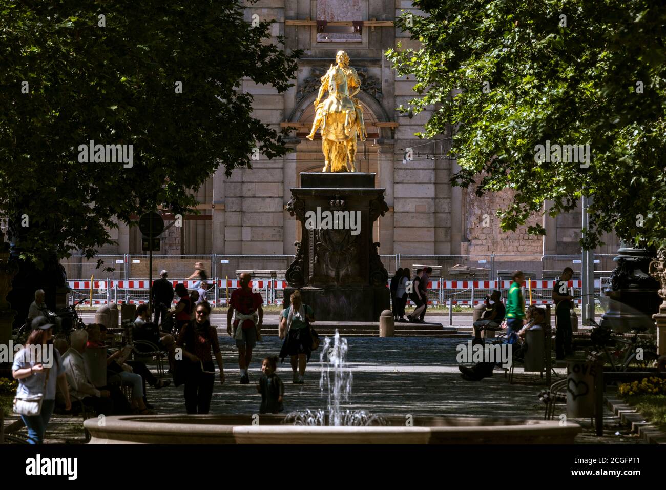 Goldener Reiter, agosto il forte come una statua equestre d'oro alla fine del boulevard Hauptstrasse (strada principale) sul Markt Neustadter Foto Stock