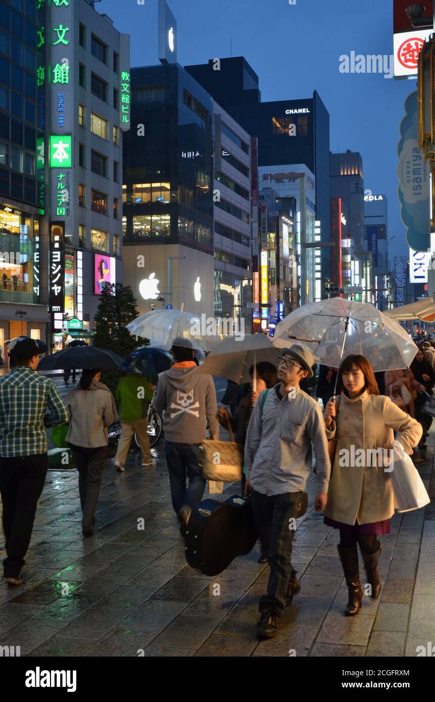 Ginza incrocio tra Chuo Dori e ha, Tokyo in una serata piovosa Foto Stock