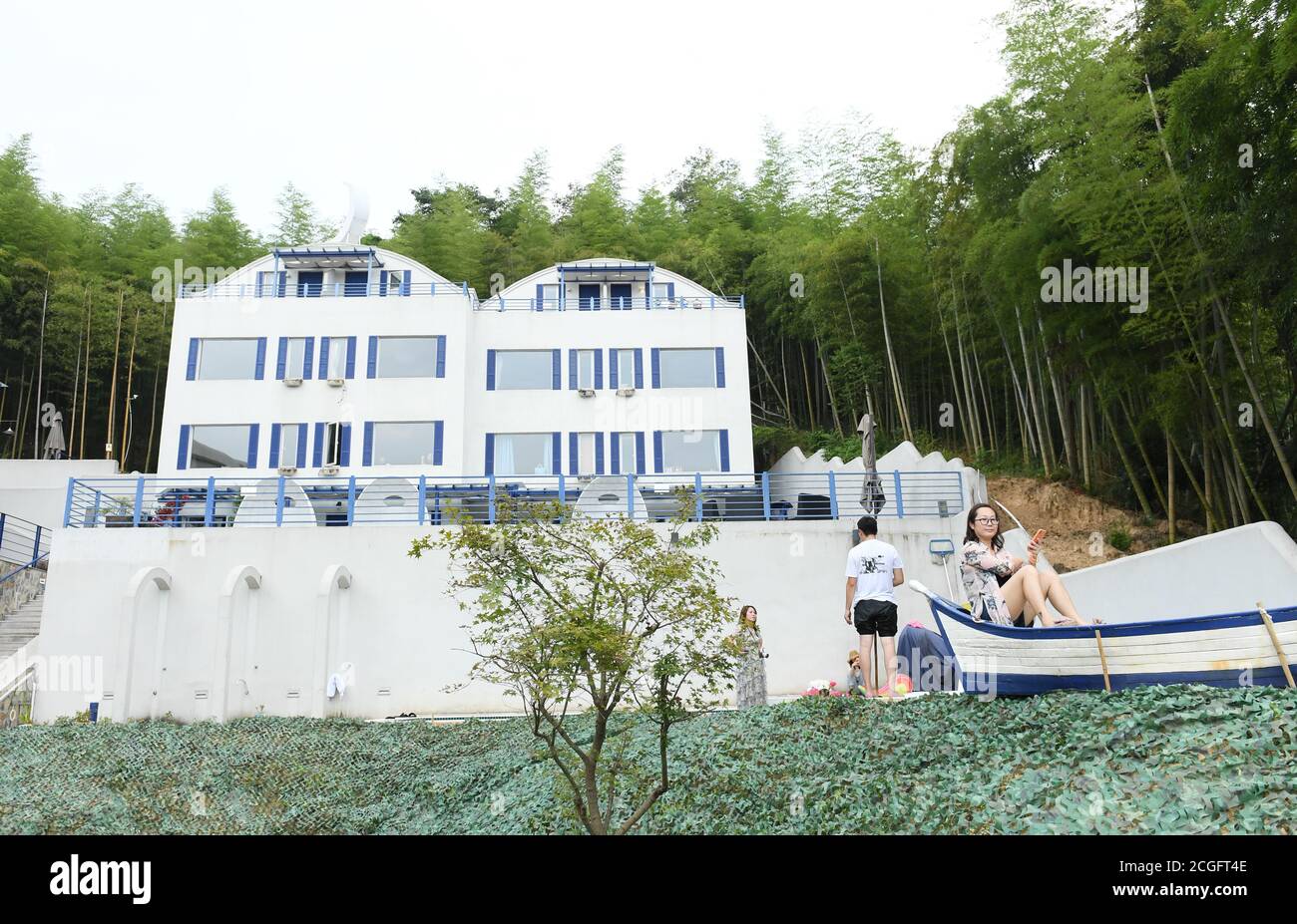 (200911) -- HANGZHOU, 11 settembre 2020 (Xinhua) -- i turisti si godono in una famiglia nel villaggio di Fangshan della città di Daixi, la città di Huzhou, la provincia di Zhejiang della Cina orientale, 27 agosto 2020. Negli ultimi 15 anni, guidati dalla convinzione che 'acque lucide e montagne lussureggianti sono beni inestimabili', un gran numero di villaggi nella provincia di Zhejiang hanno subito trasformazioni ambientali, attirando investimenti di capitale di ritorno alla campagna e stimolando lo sviluppo del turismo in famiglia. Come pioniere ed esploratore nello sviluppo del commercio di famiglia in Cina, Zhejiang sta sforzandosi di essere Foto Stock