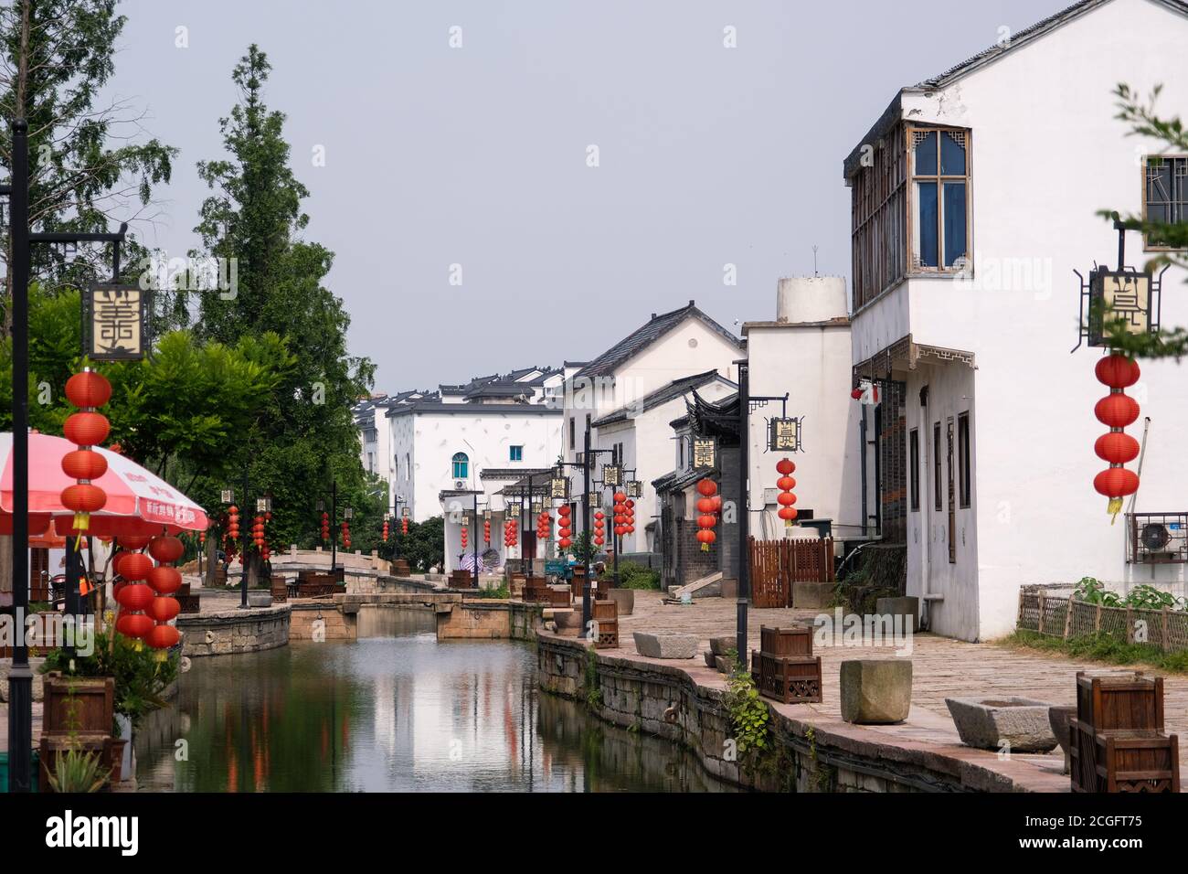 (200911) -- HANGZHOU, 11 settembre 2020 (Xinhua) -- Foto scattata il 28 maggio 2020 mostra le famiglie nel villaggio di Yigao di Huzhou, provincia di Zhejiang della Cina orientale. Negli ultimi 15 anni, guidati dalla convinzione che 'acque lucide e montagne lussureggianti sono beni inestimabili', un gran numero di villaggi nella provincia di Zhejiang hanno subito trasformazioni ambientali, attirando investimenti di capitale di ritorno alla campagna e stimolando lo sviluppo del turismo in famiglia. Come pioniere ed esploratore nello sviluppo del commercio di famiglia in Cina, Zhejiang sta sforzandosi di essere il modello e la destinazione di ho Foto Stock