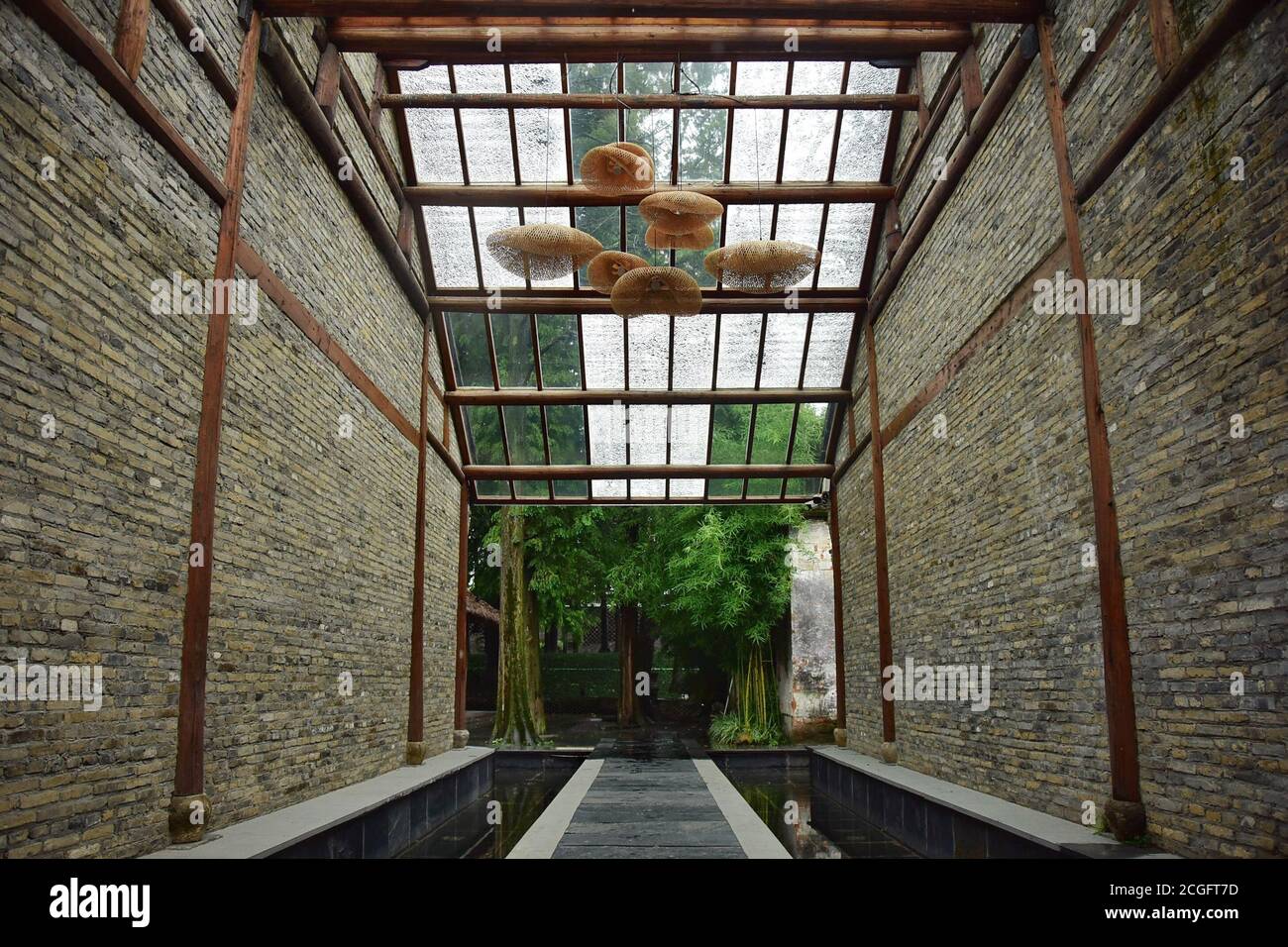 (200911) -- HANGZHOU, 11 settembre 2020 (Xinhua) -- Foto scattata il 28 agosto 2020 mostra una vista interna di una famiglia a Wuzhen, provincia di Zhejiang della Cina orientale. Negli ultimi 15 anni, guidati dalla convinzione che 'acque lucide e montagne lussureggianti sono beni inestimabili', un gran numero di villaggi nella provincia di Zhejiang hanno subito trasformazioni ambientali, attirando investimenti di capitale di ritorno alla campagna e stimolando lo sviluppo del turismo in famiglia. Come pioniere ed esploratore nello sviluppo del commercio di famiglia in Cina, Zhejiang sta sforzandosi di essere il modello e la destinazione Foto Stock