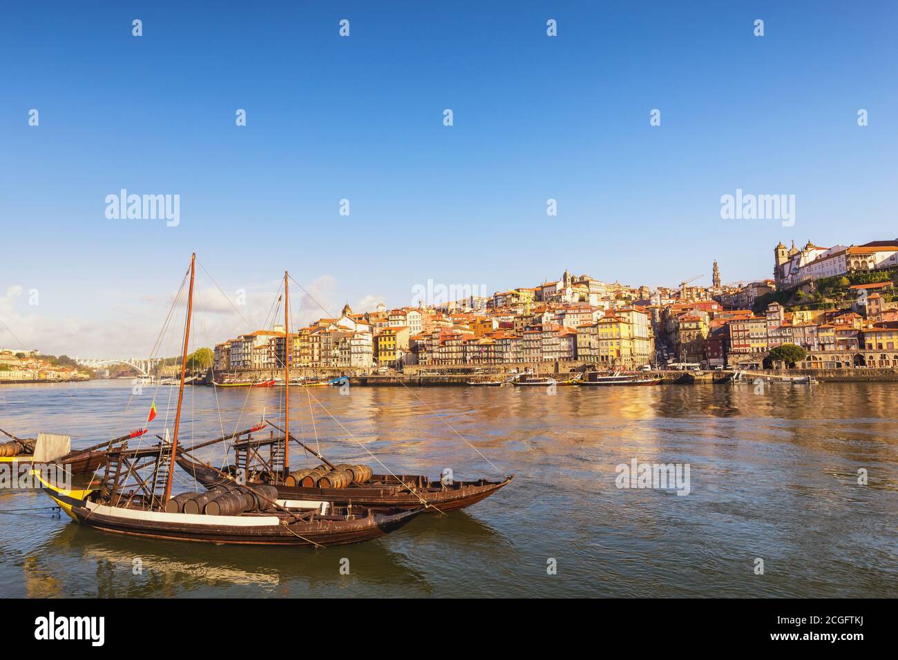 Porto Portogallo skyline della città di Porto Ribeira e il fiume Douro con Rabelo barca del vino Foto Stock