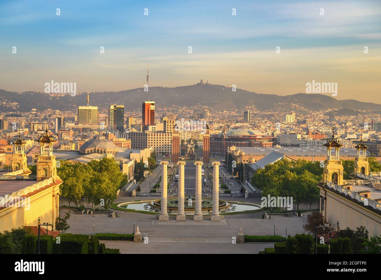 Barcellona Spagna, vista ad alto angolo dello skyline della città all'alba in Piazza Espanya di Barcellona Foto Stock