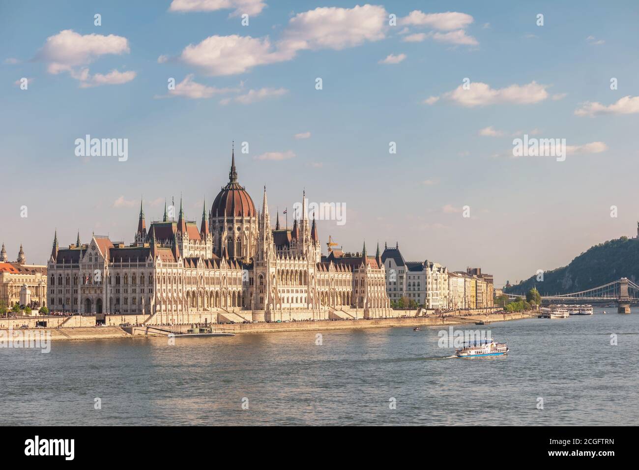 Budapest Ungheria, skyline della città al Parlamento ungherese e al Danubio Foto Stock