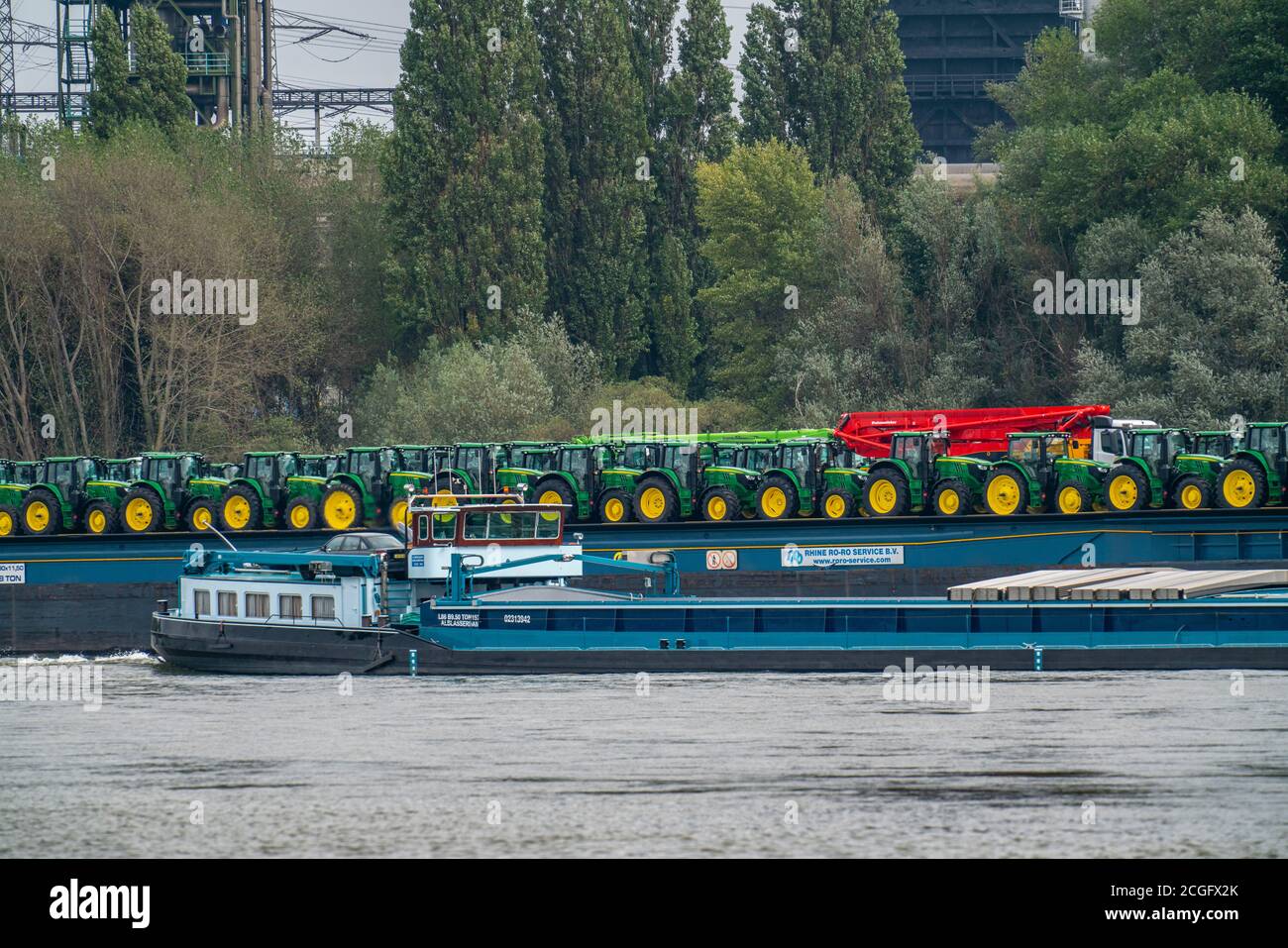 Trattore, trattori, macchine agricole, sulla strada per Rotterdam, nave da carico, roll on roll of freighter sul Reno vicino a Duisburg, NRW, Germania Foto Stock
