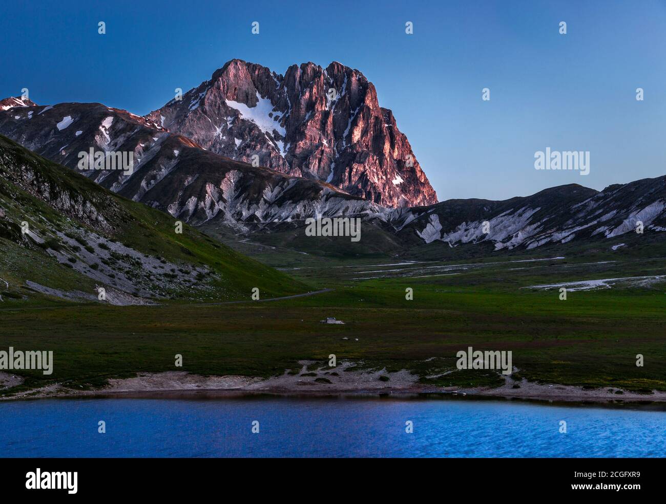 Il Parco Nazionale del Gran Sasso e dei Monti della Laga, le prime luci della giornata sul Corno Grande. Abruzzo Foto Stock
