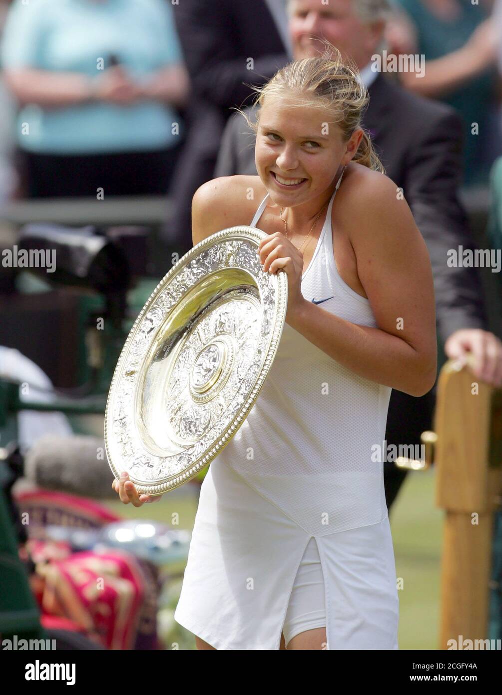 MARIA SHARAPOVA FESTEGGIA LA VITTORIA DELLA FINALE FEMMINILE DI SINGOLARE, WIMBLEDON TENNIS CHAMPIONSHIPS, LONDRA. 03 LUG 2004 PHOTO CREDIT : © MARK PAIN / ALAMY Foto Stock