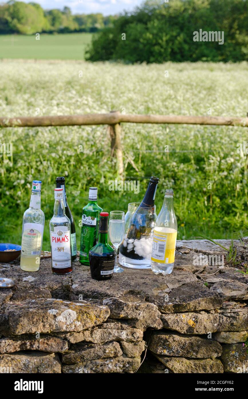 I vicini condividono le bevande nel giardino posteriore in campagna durante il soggiorno in casa dell'epidemia di Coronavirus 2020 nel Regno Unito. Foto Stock