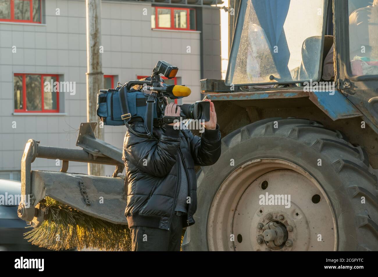 L'operatore rimuove il rapporto. Telecamera sulla spalla dell'operatore Foto Stock