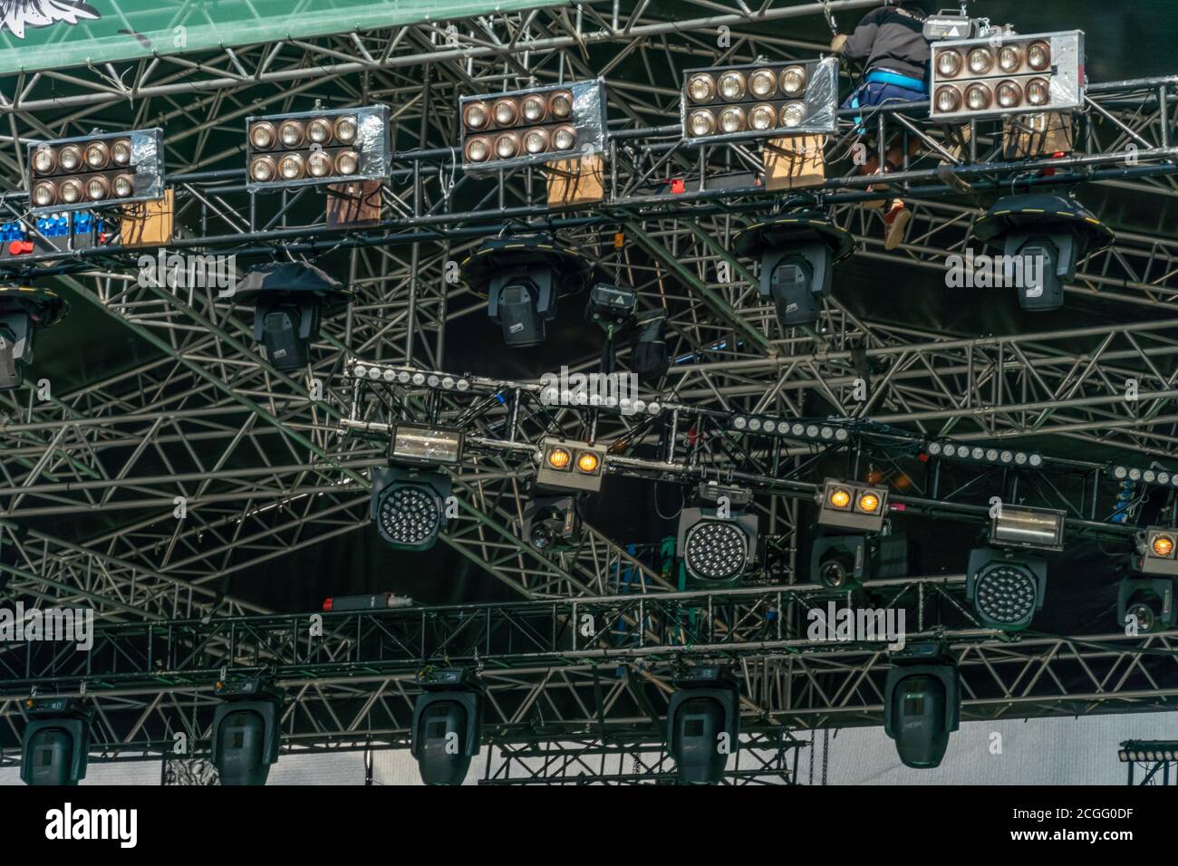 Preparazione dell'illuminazione del palco al concerto. Un uomo regola l'illuminazione per il concerto Foto Stock