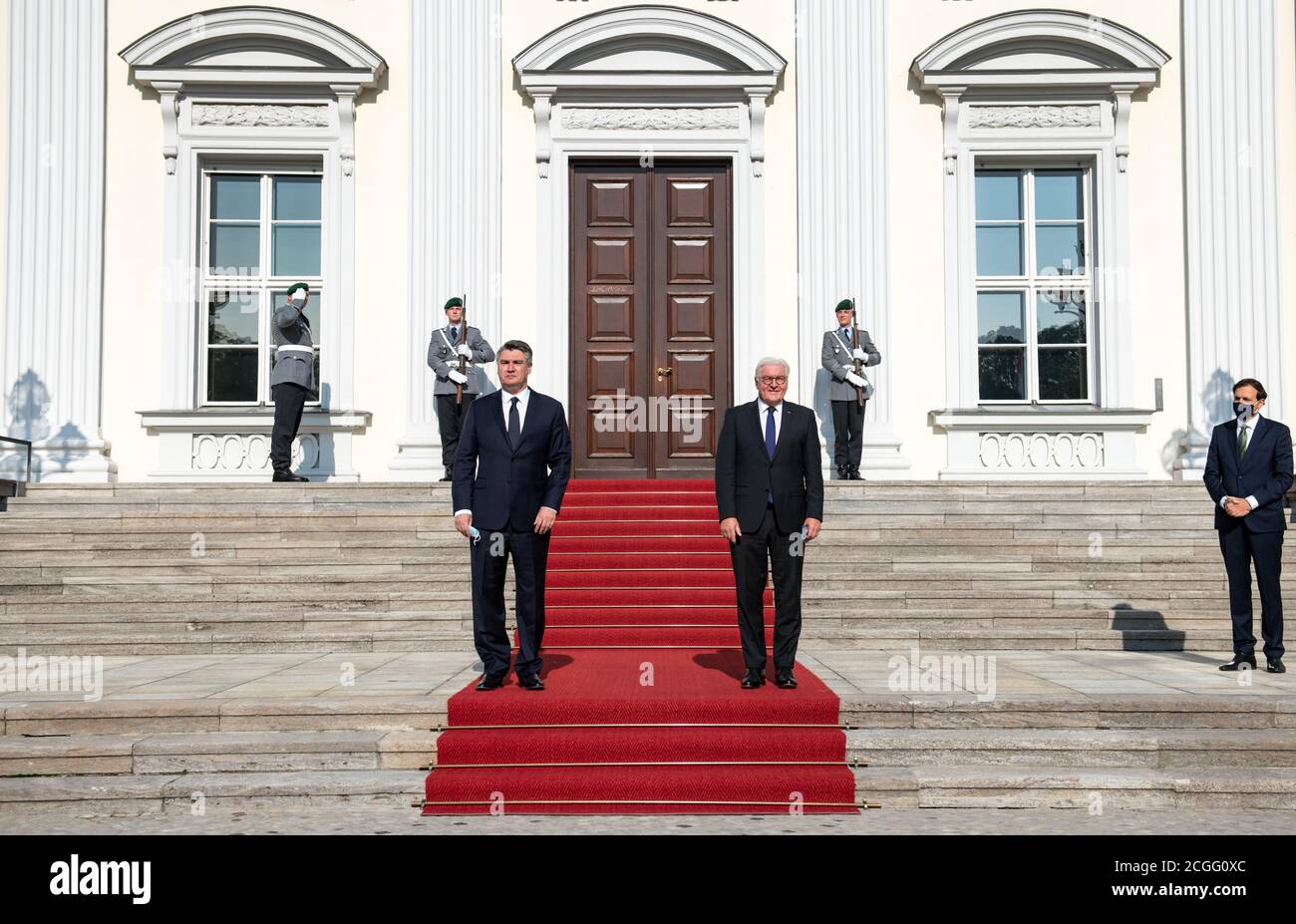 Berlino, Germania. 11 Settembre 2020. Zoran Milanovic (l), presidente della Croazia, è accolto dal presidente della Confederazione Frank-Walter Steinmeier a Bellevue Palace. L'ex primo Ministro (2011-2016) è Presidente della Repubblica di Croazia dal febbraio 2020. Credit: Bernd von Jutrczenka/dpa/Alamy Live News Foto Stock