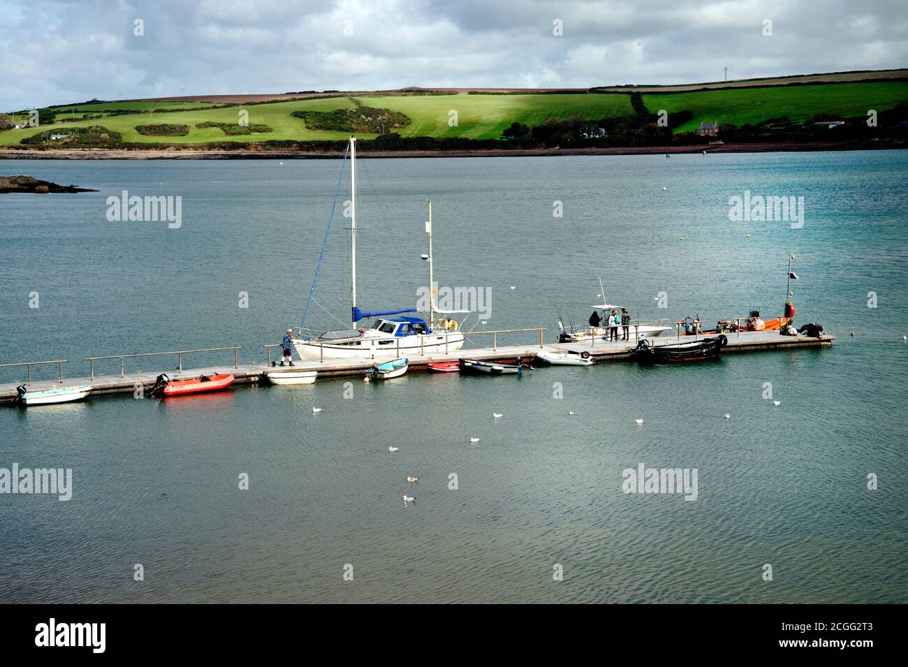 Pembrokeshire, Galles. Dale. Molo con gommoni e yacht. Foto Stock