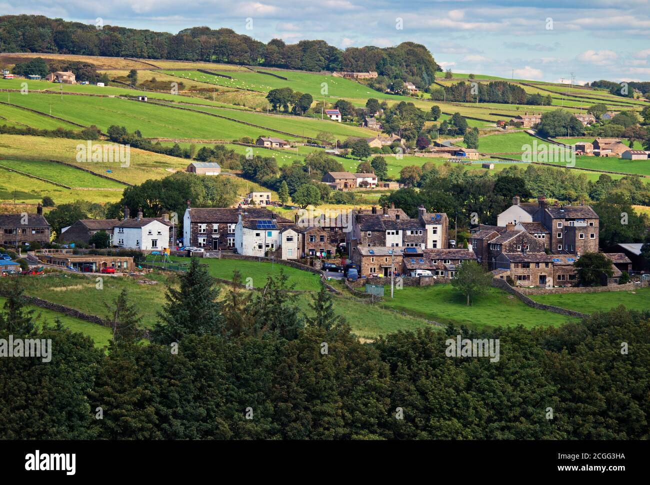 Stanbury: Un villaggio rurale molto inglese nel villaggio dello Yorkshire, visto da Haworth Moor nel paese di Bronte Foto Stock