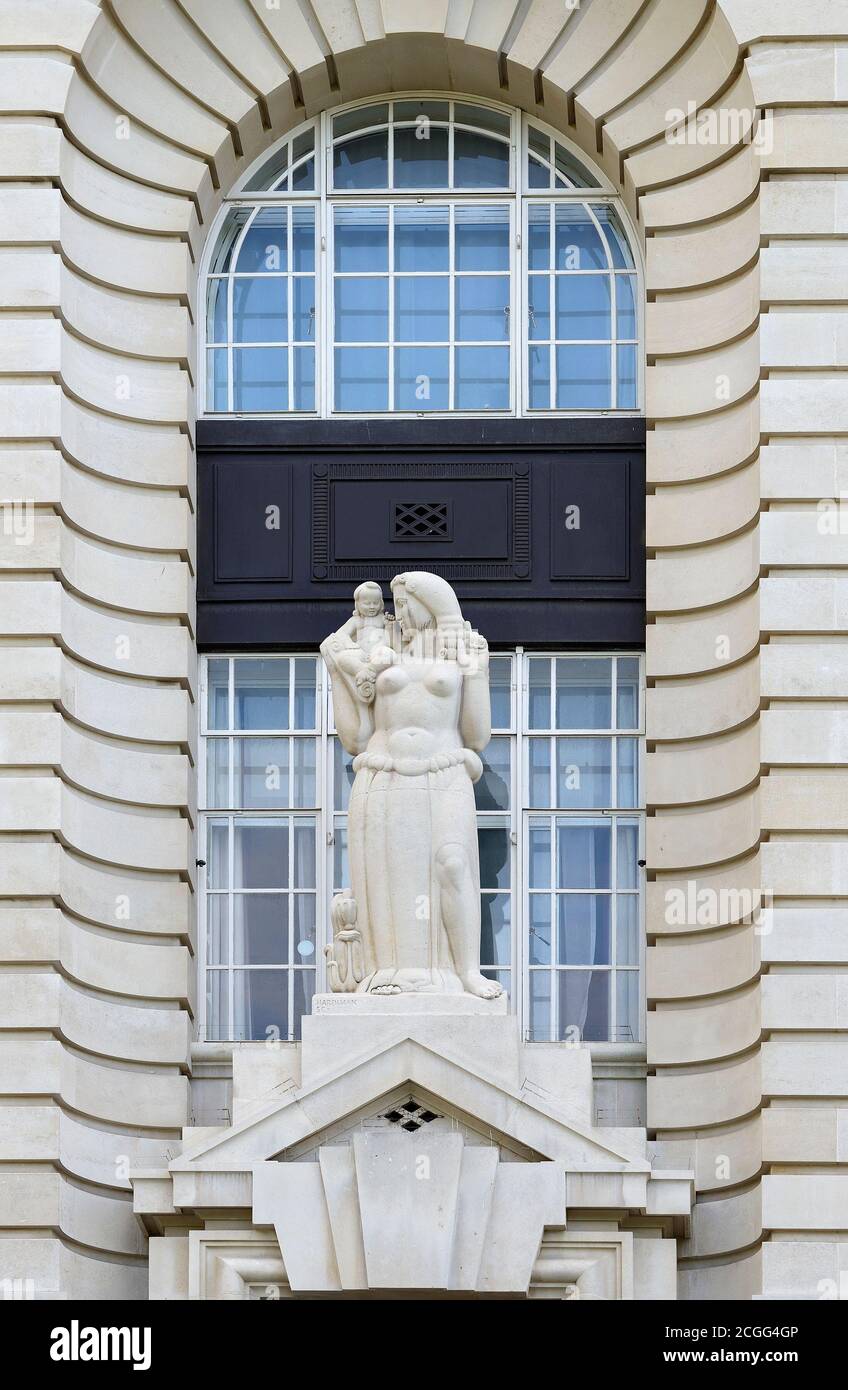 Londra, Inghilterra, Regno Unito. Scultura:'educazione infantile' di Alfred Hardiman, scultore. 1921. Portland Stone. Sulla facciata ovest della County Hall sul Ba sud Foto Stock