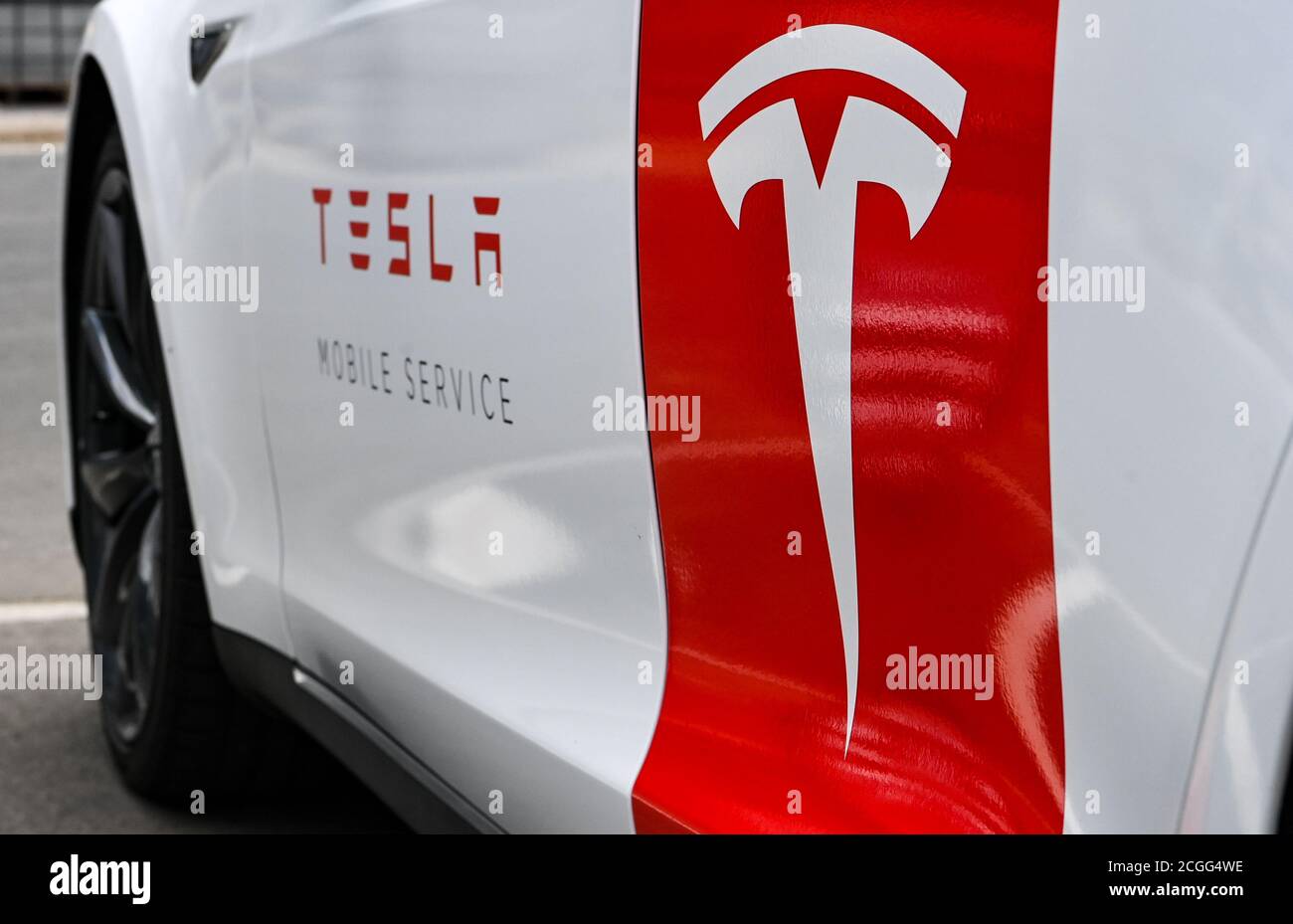 10 settembre 2020, Berlino: Un'auto Tesla alla presentazione del nuovo Supercharger Tesla V3 di ultima generazione. Foto: Jens Kalaene/dpa-Zentralbild/dpa Foto Stock