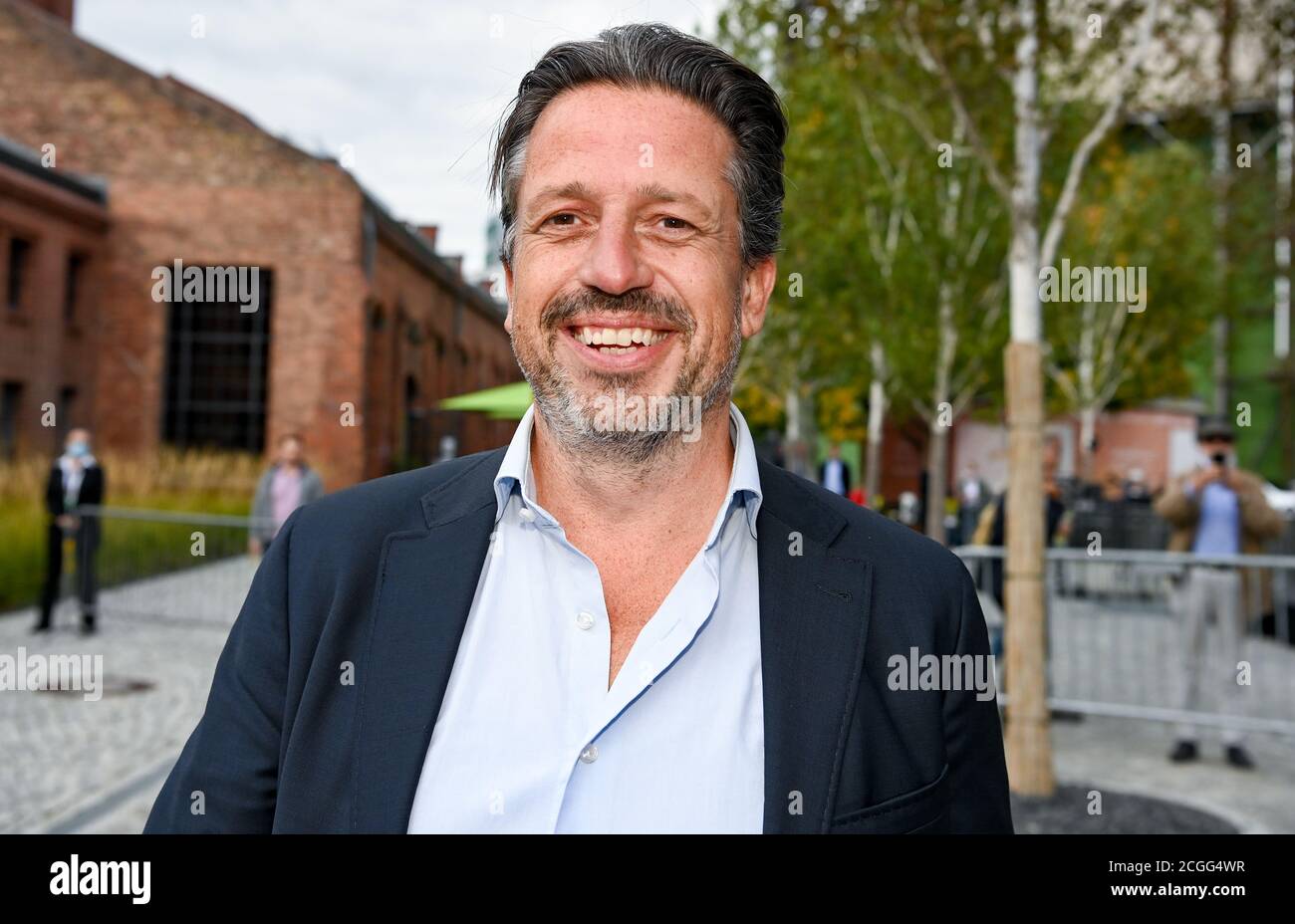 10 settembre 2020, Berlino: Jeroen von Tilburg, responsabile dell'infrastruttura di ricarica europea Tesla, alla presentazione dell'ultima generazione di Supercharger Tesla V3 sul campus EUREF di Berlino. Come una delle prime sedi in Germania, la nuova stazione di ricarica rapida Tesla verrà messa in funzione qui. Foto: Jens Kalaene/dpa-Zentralbild/dpa Foto Stock