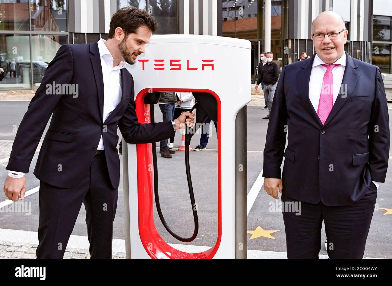 10 settembre 2020, Berlino: Simon Zwahlen (l), capo tedesco di Tesla, e Peter Altmeier (CDU), ministro federale dell'economia, alla presentazione dell'ultima generazione di Supercharger Tesla V3 nel campus EUREF di Berlino. Come una delle prime sedi in Germania, la nuova stazione di ricarica rapida Tesla verrà messa in funzione qui. Foto: Jens Kalaene/dpa-Zentralbild/dpa Foto Stock