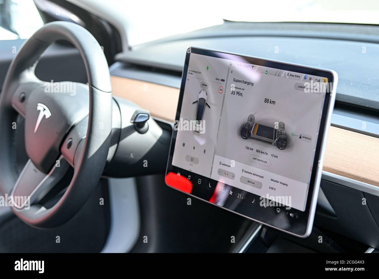 10 settembre 2020, Berlino: Un'esposizione nell'abitacolo di una Tesla mostra il programma di ricarica con il nuovo Supercharger V3 di Tesla di ultima generazione presso l'EUREF-Campus Berlin. Come una delle prime sedi in Germania, la nuova stazione di ricarica rapida Tesla viene messa in funzione qui. Foto: Jens Kalaene/dpa-Zentralbild/dpa Foto Stock