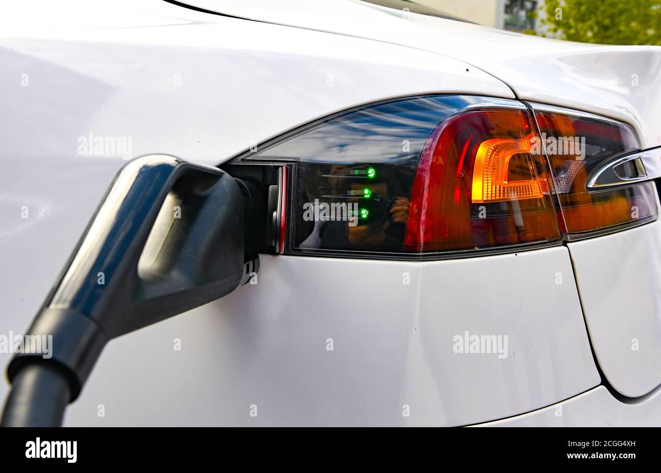 10 settembre 2020, Berlino: Una Tesla verrà caricata su un nuovo Supercharger V3 Tesla di ultima generazione nell'EUREF-Campus Berlin. Come una delle prime sedi in Germania, la nuova stazione di ricarica rapida Tesla viene messa in funzione qui. Foto: Jens Kalaene/dpa-Zentralbild/dpa Foto Stock