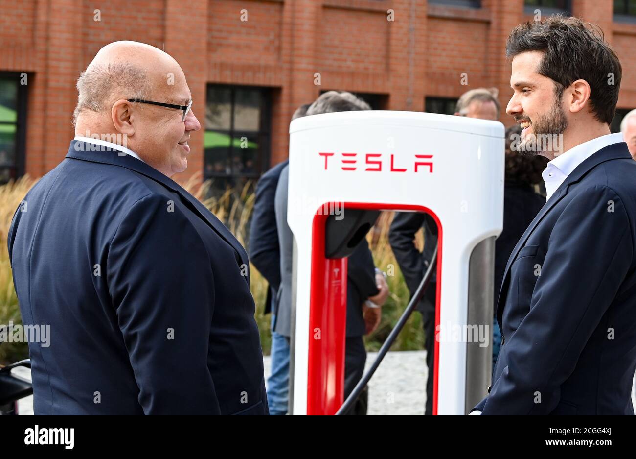 10 settembre 2020, Berlino: Peter Altmeier (l, CDU), Ministro federale dell'economia, e Simon Zwahlen (l), capo tedesco di Tesla, alla presentazione dell'ultima generazione di Supercharger Tesla V3 presso il campus EUREF di Berlino. Come una delle prime sedi in Germania, la nuova stazione di ricarica rapida Tesla verrà messa in funzione qui. Foto: Jens Kalaene/dpa-Zentralbild/dpa Foto Stock