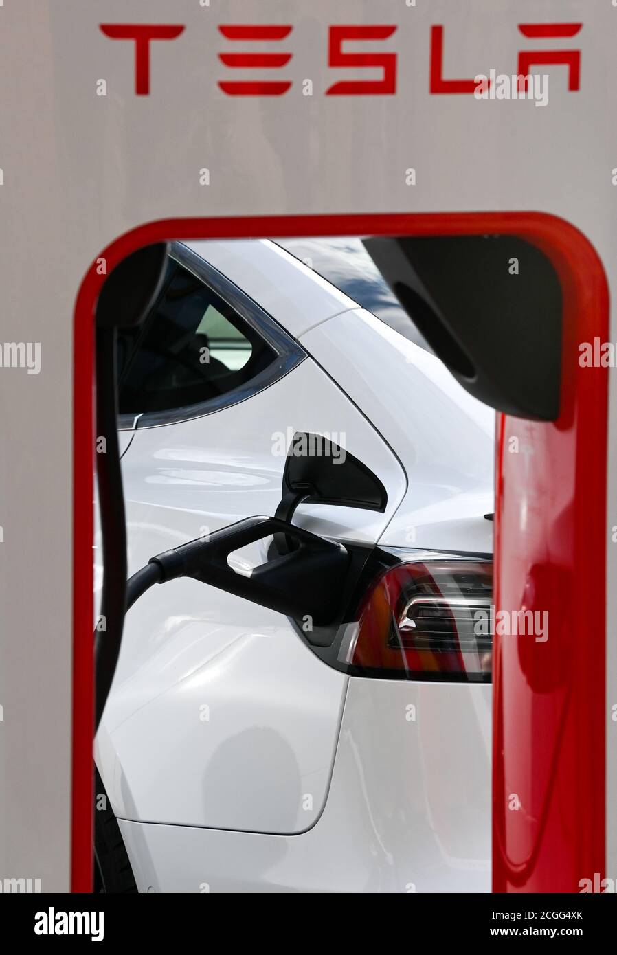 10 settembre 2020, Berlino: Una Tesla viene caricata su un nuovo Supercharger Tesla V3 di ultima generazione. Come una delle prime sedi in Germania, la nuova stazione di ricarica rapida Tesla viene messa in funzione qui. Foto: Jens Kalaene/dpa-Zentralbild/dpa Foto Stock