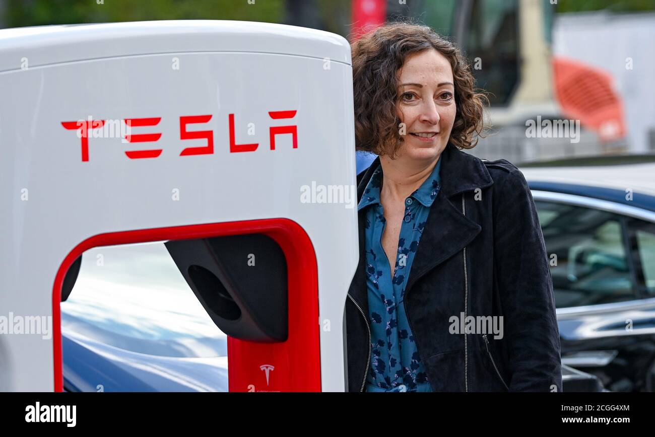 10 settembre 2020, Berlino: Ramona Popp, (Bündnis90/ Die Grünen), Senatrice per l'Economia, alla presentazione dell'ultima generazione di Supercharger Tesla V3 presso l'EUREF Campus Berlin. Come una delle prime sedi in Germania, la nuova stazione di ricarica rapida Tesla verrà messa in funzione qui. Foto: Jens Kalaene/dpa-Zentralbild/dpa Foto Stock