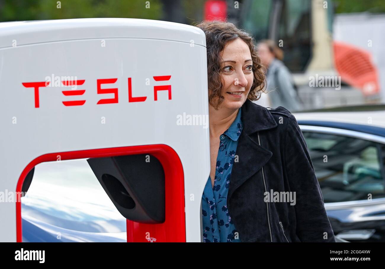 10 settembre 2020, Berlino: Ramona Popp, (Bündnis90/ Die Grünen), Senatrice per l'Economia, alla presentazione dell'ultima generazione di Supercharger Tesla V3 presso l'EUREF Campus Berlin. Come una delle prime sedi in Germania, la nuova stazione di ricarica rapida Tesla verrà messa in funzione qui. Foto: Jens Kalaene/dpa-Zentralbild/dpa Foto Stock