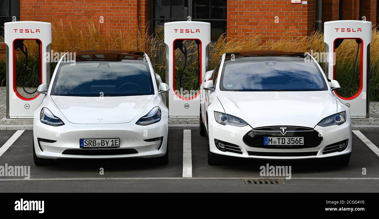 10 settembre 2020, Berlino: Le auto Tesla sono parcheggiate davanti ai nuovi supercaricabatterie Tesla V3 di ultima generazione sul campus EUREF di Berlino. Come una delle prime sedi in Germania, la nuova stazione di ricarica rapida Tesla verrà messa in funzione qui. Foto: Jens Kalaene/dpa-Zentralbild/dpa Foto Stock