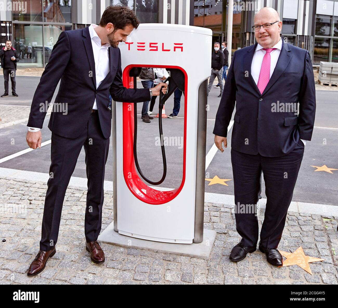 10 settembre 2020, Berlino: Simon Zwahlen (l), capo tedesco di Tesla, e Peter Altmeier (CDU), ministro federale dell'economia, alla presentazione dell'ultima generazione di Supercharger Tesla V3 nel campus EUREF di Berlino. Come una delle prime sedi in Germania, la nuova stazione di ricarica rapida Tesla verrà messa in funzione qui. Foto: Jens Kalaene/dpa-Zentralbild/dpa Foto Stock